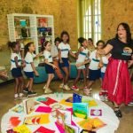 O projeto “O livro bate à sua porta” leva leitura às comunidades carentes do Rio de Janeiro